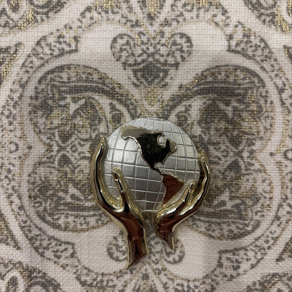 Vintage Gold Tone Whole World In Hands Brooch Pin Globe Unsigned (#398)